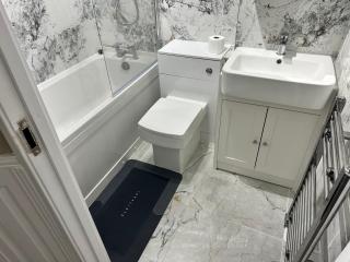 Modern 2 Bedroom Home Near London City Airport with Free Parking - 1