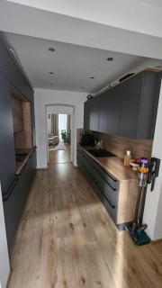 Chic & Comfortable Newly Renovated 2-Bedroom Flat - 2