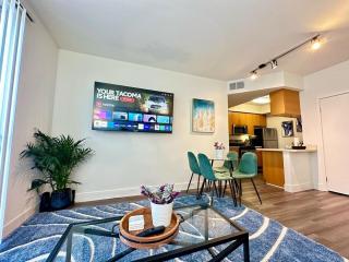 Bright 2 Bed 2 Bath with Views Walk to the Beach DTSM - 4