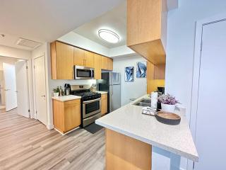 Bright 2 Bed 2 Bath with Views Walk to the Beach DTSM - 3