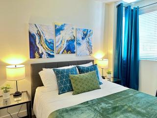 Bright 2 Bed 2 Bath with Views Walk to the Beach DTSM - 7