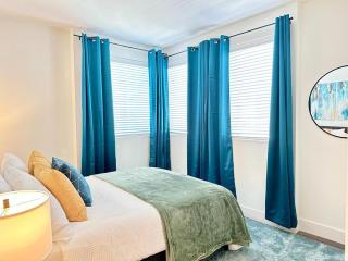 Bright 2 Bed 2 Bath with Views Walk to the Beach DTSM - 5