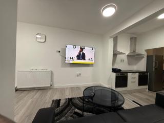 Cosy Six Bedroom house in Bedford Town - 2