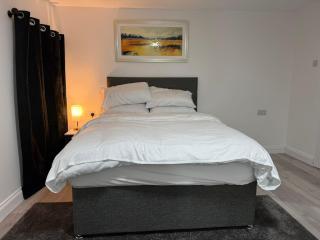 Cosy Six Bedroom house in Bedford Town - 1