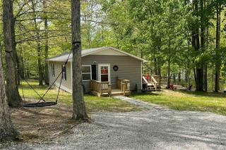 Lake cottage minutes away from downtown Sparta - 0