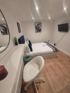 2Bed Ground Floor Apartment With Private Garden - 2