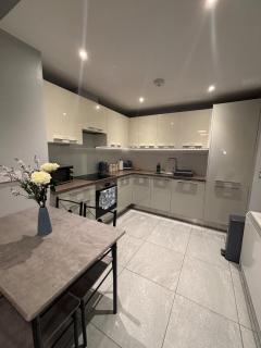 Nr 8 - Modern 2 Bed Flat - WiFi - Town Centre - Parking - 0