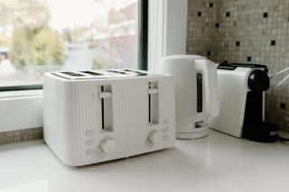 Sunny and Modern Nelson Retreat with Designer Kitchen - 3