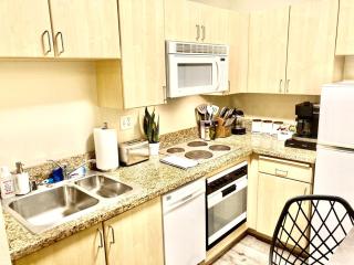 Fully Equipped DTSM Studio, Blocks to Ocean & Pier - 5