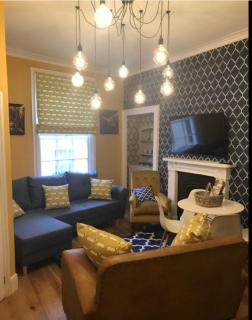 1st floor Georgian flat close to local park and city centre with 1 bedroom and large sofabed in living room - 0