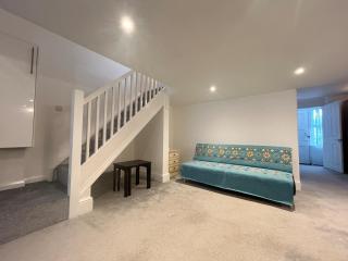 Lovely Calm Independent 3 Bedroom Home - 4