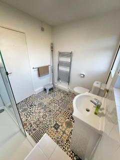 Big Group Bungalow, Sleeps 9, Perfect for Families - 3