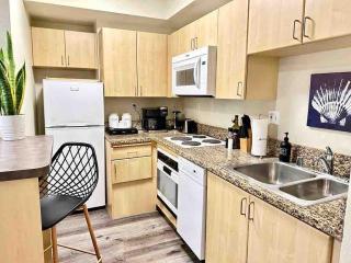 Heart of DT SM Studio, Walk To Beach & Pier - 9