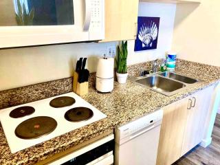 Heart of DT SM Studio, Walk To Beach & Pier - 4