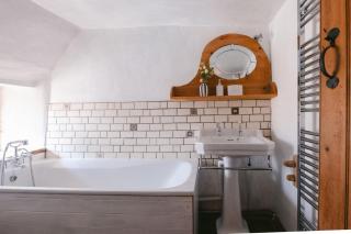 Cosy 3-Bed Cotswolds Cottage, Garden & Log Burner, Contractor & Business Stays - 2