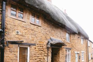 Cosy 3-Bed Cotswolds Cottage, Garden & Log Burner - 2