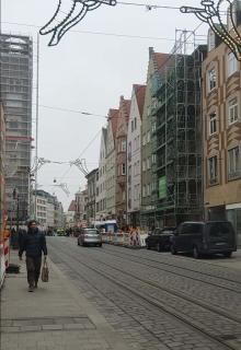 Augusta Prima NEW - Stylish Central City Apartment - Town Hall near - Hotel-Quality Beds & Linen - Full Kitchen - 4K Smart TV - Elevator - for up to 7 Guests - Free Overnight UG Parking 20-30- 9-30 oclock - near property 28 parking spaces if available - 7