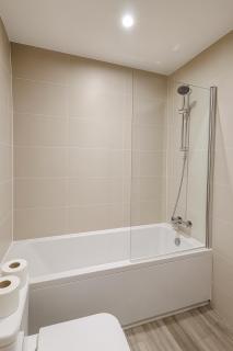 Cozy Two Bed with Juliet Balcony and Free Secure Parking - 2