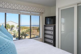 Coastal Comfort on Harbor Island – 2BR/2.5BA Updated Condo with Pool Views - 9