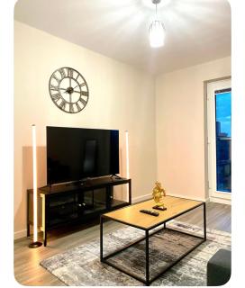 Cozy Two Bed with Juliet Balcony and Free Secure Parking - 1