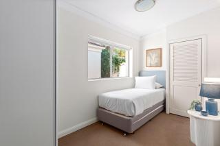 Bright 3-Bed Apartment Near Coogee Beach - 5