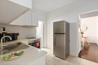 Bright 3-Bed Apartment Near Coogee Beach - 1