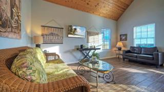 Balcony w Bay View Shared Pool Boat Dock Fat Flounder by AvantStay - Padre Island - 4