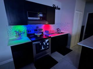 Colorful luxe apartment near the heart of Kingston - 8