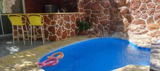 chalé com cozinha dois quartos e piscina privativa - 8