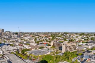 Immaculate Top Floor Views - 2Bed-2Bath-1Car-Pool - Brisbane - 7