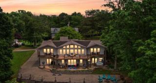 Grande Villa – Lake Cumberland View • Hot Tub • Game Room • Walk to Boat Ramp ➠ 389 - 6