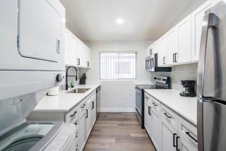 Spacious 2 Bedroom, 2 Bath, Pool, Free Parking, Gym - 2