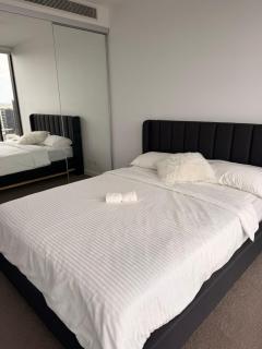 High level river and mount view Apt in South Brisbane - 7