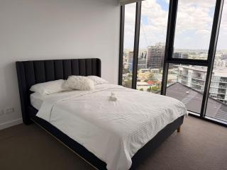 High level river and mount view Apt in South Brisbane - 3