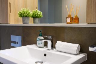 CBD 2BR Apartment Fireworks - 6