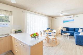 Shoal Towers, unit 1 11 Shoal Bay Road - Wi Fi Air Conditioning fantastic unit across the road from beach - 5