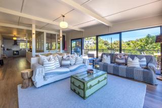 Moana Beach House - Absolute beachfront in Onetangi -  - 5