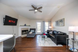 Gated Comfy 2BR Condo - KING Bed, Pool, Hot Tub, Gym, WiFi, Washer & Dryer, AC, Free Parking -- IDEAL FOR Medical, Business, Groups, Relocation - near Moffitt Cancer Center, Tampa Palms, Hunters Green, Live Oak, Cory Lake Isles, New Tampa, Wesley Chapel - 7