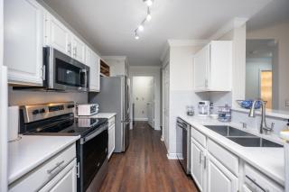 Gated Comfy 2BR Condo - KING Bed, Pool, Hot Tub, Gym, WiFi, Washer & Dryer, AC, Free Parking -- IDEAL FOR Medical, Business, Groups, Relocation - near Moffitt Cancer Center, Tampa Palms, Hunters Green, Live Oak, Cory Lake Isles, New Tampa, Wesley Chapel - 1