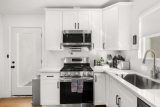 Marbella Lane - Cityside Haven w Touch of Charm - 1