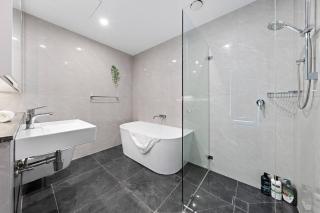 Cozy 2BR Stay - Walk to Cafés & City Links - 2