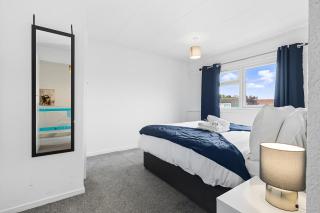 Cosy 3-Bed Home near Birchwood Business Park by Traboule Properties LTD - 7