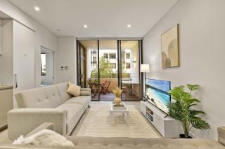 Modern One Bedroom Apartment in Forest Lodge Near Sydney CBD Sleeps Four - 6