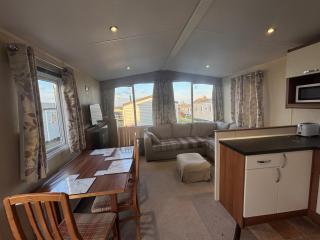 Relax By The Coast - Spacious 6-sleeper Caravan - 0