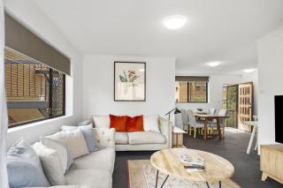 Bright 2-Bed Apartment in Leafy New Farm - 0