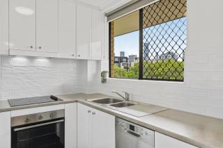 Bright 2-Bed Apartment in Leafy New Farm - 6