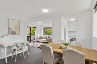 Bright 2-Bed Apartment in Leafy New Farm - 4