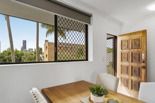 Bright 2-Bed Apartment in Leafy New Farm - 1