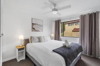 Bright 2-Bed Apartment in Leafy New Farm - 3