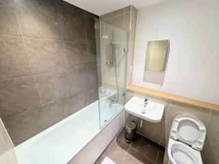 Canterbury Spacious 2-Bedroom Home - Perfect for Work & Leisure - 8